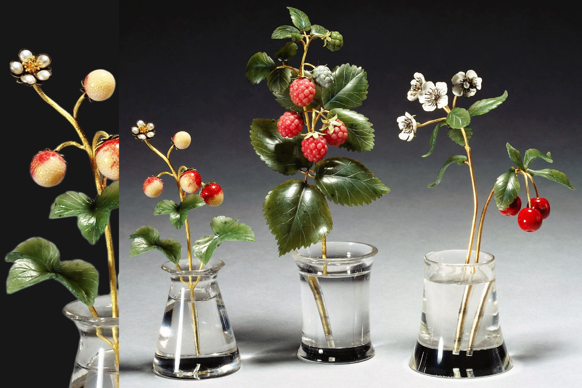 Земляника, малина и вишня, 1900 г. Золото, бриллианты, родонит, пурпурит, нефрит, горный хрусталь. Здесь и далее все цветы — работа мастеров фирмы Карла Фаберже. Высота композиций  — 10-22 см © Британская королевская коллекция