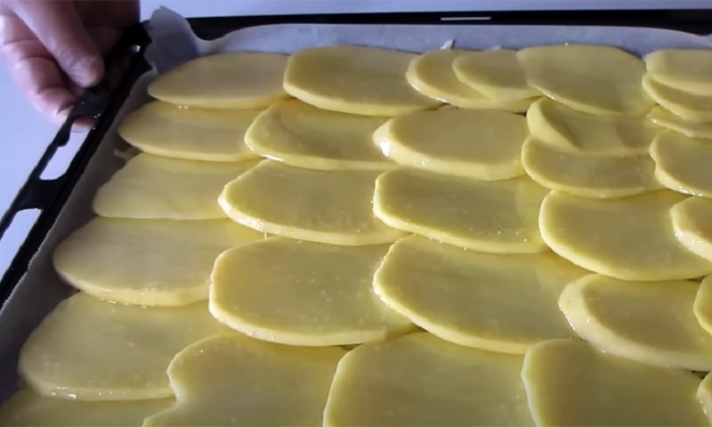 Рулет из фарша с картофелем: как превратить простые продукты в интерьерный кулинарный шедевр