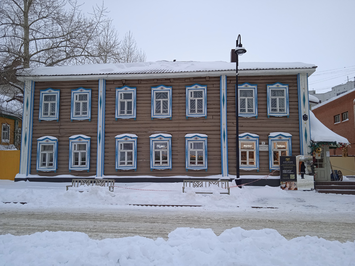 Дом возведён как часть усадьбы Шигабутдина Марджани в 1858г.  Фото автора, 12 февраля 2026г.