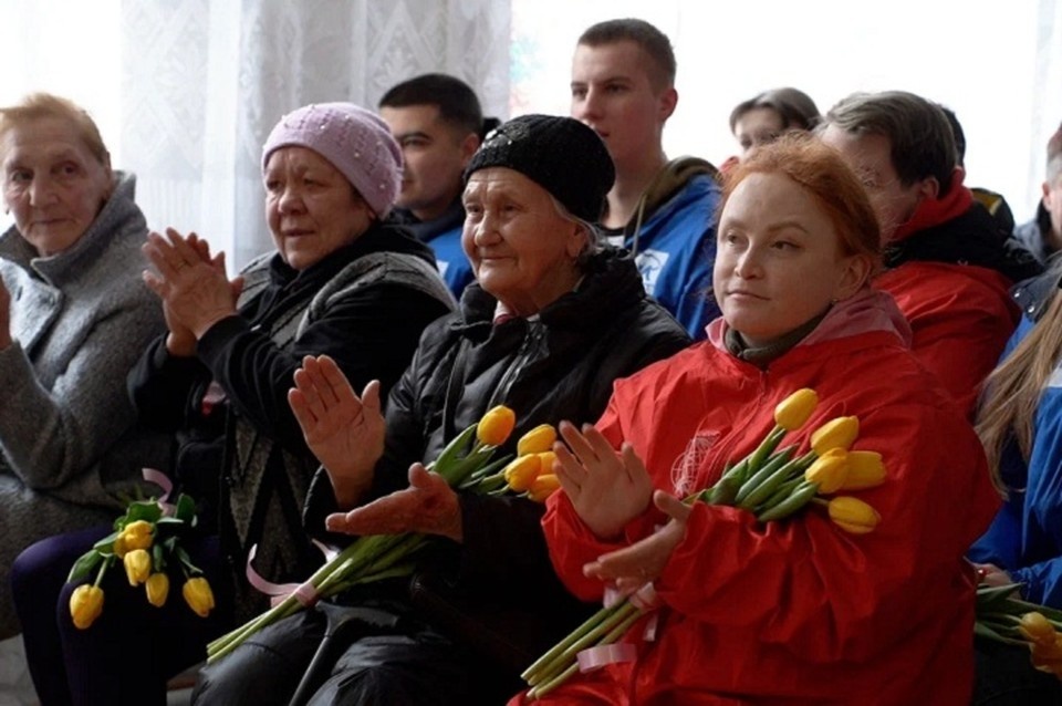    Женщины тепло приняли поздравления и поблагодарили организаторов праздника. Фото: МГЕР ДНР