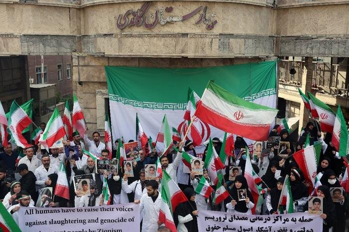 Акция в Тегеране против совместной военной операции США и Израиля. Обложка © ТАСС / EPA