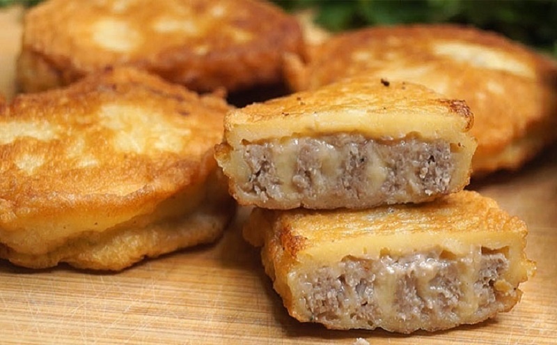 Мясной рулет с сыром, который покорит вас с первого укуса: готовим вместо котлет