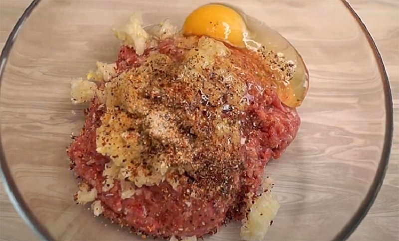 Мясной рулет с сыром, который покорит вас с первого укуса: готовим вместо котлет