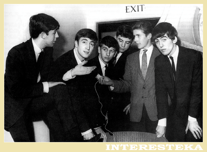 1962.10.27. Рядом с ''The Beatles'' перед выступлением в зале ''Hulme Hall'' (г.Бёркенхед) - репортёры радиостанции ''Cambridge Radio'' Монти Листер и Малкольм Тидджил.