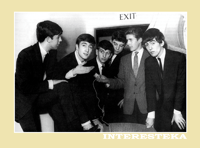 1962.10.27. Рядом с ''The Beatles'' перед выступлением в зале ''Hulme Hall'' (г.Бёркенхед) - репортёры радиостанции ''Cambridge Radio'' Монти Листер и Малкольм Тидджил