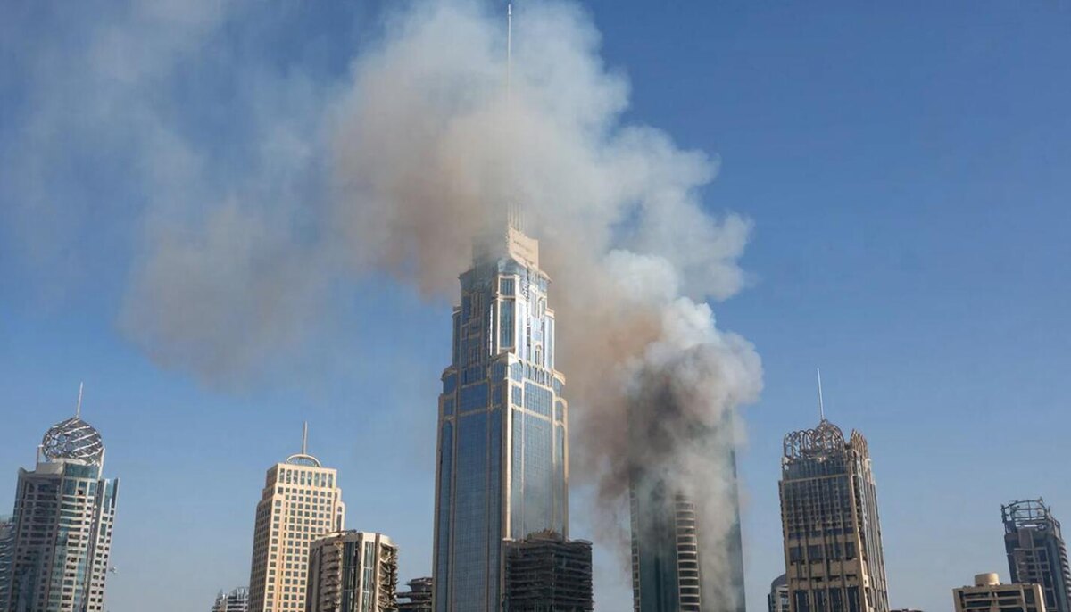 Спасатели начали эвакуацию людей из здания.  Фото: Изображение сгенерировано с помощью ИИ / Виктория Загитова