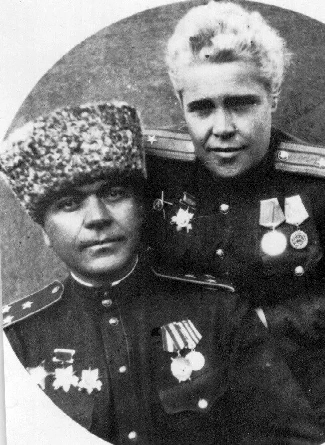 Майор Анна Никулина и баталпашинец полковник Александр Амирагов (муж Вари — сестры Анны, он погиб при переправе через реку Одер в феврале 1945 г.).