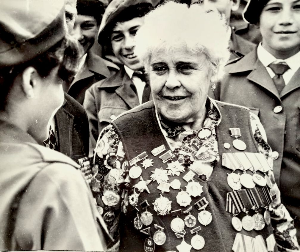 Анна Владимировна Никулина с часовыми Поста 1. г. Черкесск. 1980-е гг.