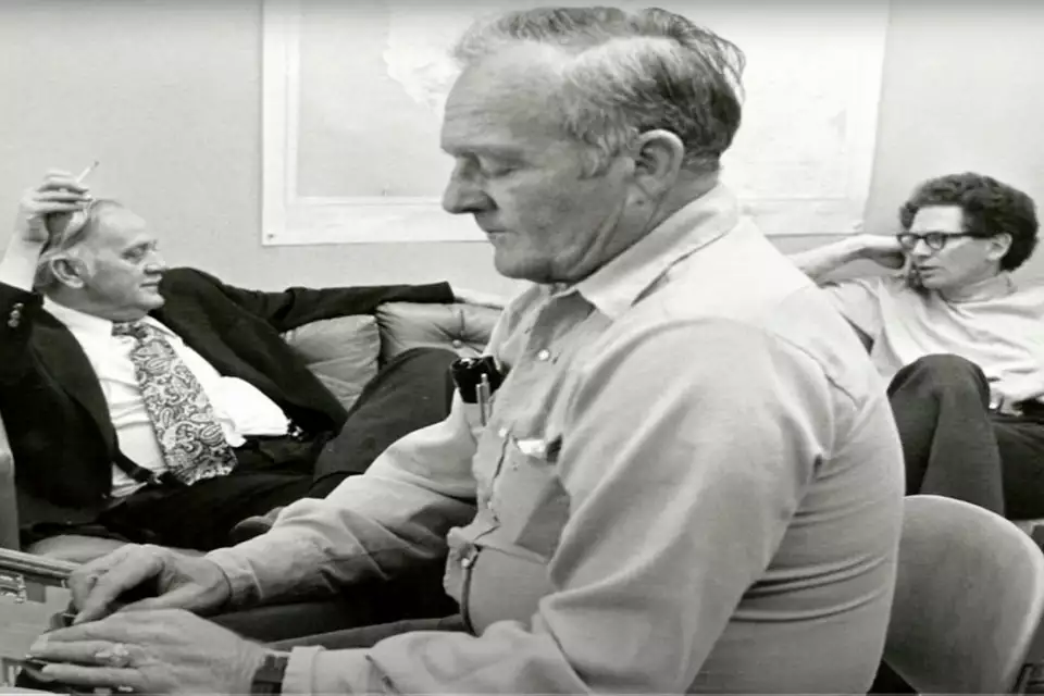 Патрик Прайс (в центре), известный как «экстрасенсорное сокровище» проекта «Звёздные врата » , запечатлён вместе с руководителем проекта Расселом Таргом (справа сзади)