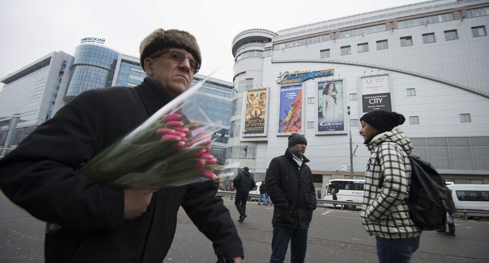    Продажа цветов в преддверии 8 марта в Москве / Медиасток.рф