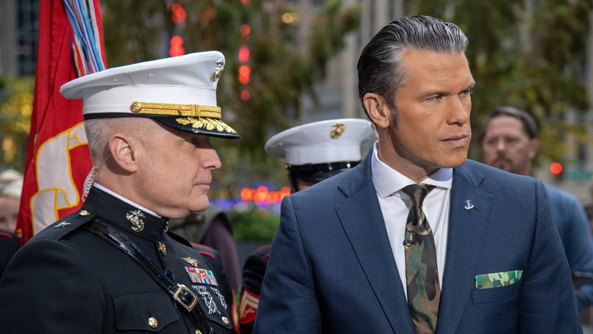     Пит Хегсет (справа)    
DVIDS