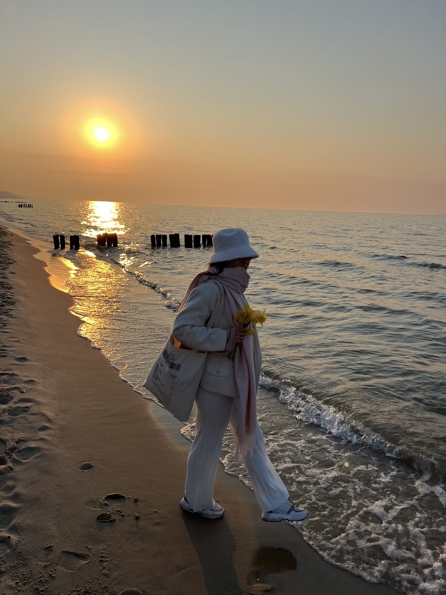 В июле море делят все. В марте — только вы.