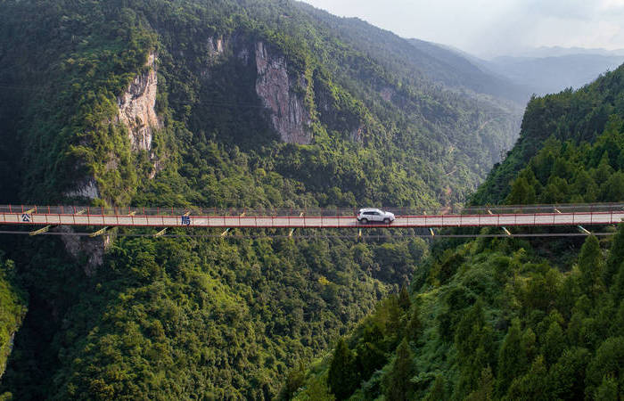Китайский «бумажный» мост над 300-метровой бездной, один вид которого заставляет содрогнуться