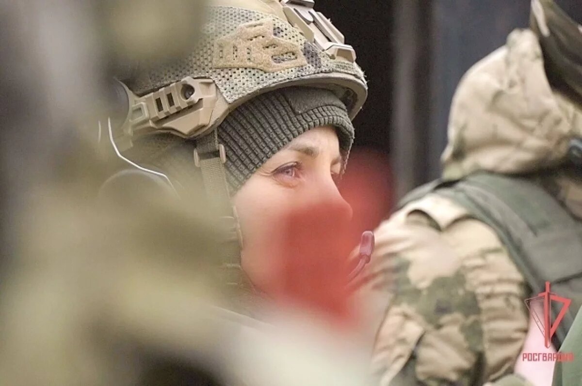    Алёне удаётся совмещать «мужскую» профессию с ролью мамы и жены.