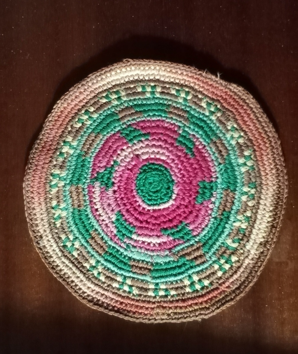 Одна из тётушкиных салфеток, но не совсем салфетка, это макушке от тюбетейки. Она её распускала, а мне понравилась по расцвете, вот она много лет у меня. 