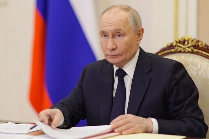 Владимир Путин поздравил россиянок с 8 Марта