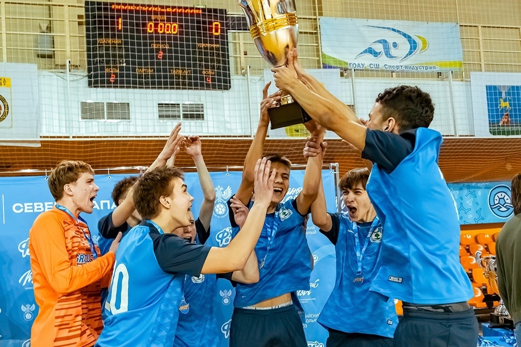 Калининградские школьники взяли россыпь медалей на межрегиональном этапе «Кожаного мяча» по футзалу.Фото: пресс-служба правительства Калининградской области Алексей Луньков  📷
