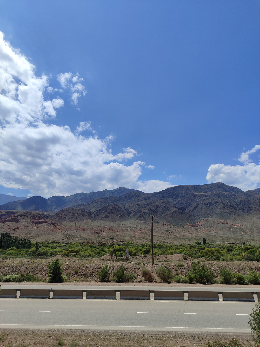 В дороге с северного автовокзала Бишкека до озера стоит отложить телефон и провести несколько часов, просто глядя в окно. На полпути степь сменяется горами, а воздух становится чистым, как вода бегущих между древних камней ручьëв.