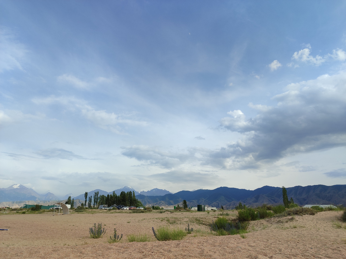 К горам мы подберëмся поближе через несколько мгновений, а пока предлагаю заценить вид из прибрежной беседки. И вот такое люди, живущие тут, видят каждый безоблачный день! 