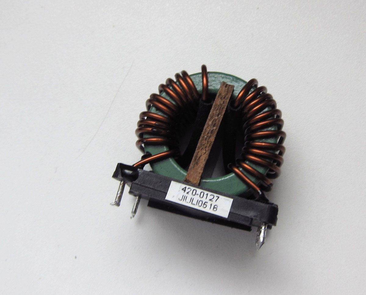 Синфазный дроссель на кольцевом сердечнике подавляет помехи при применении в сетевом фильтре