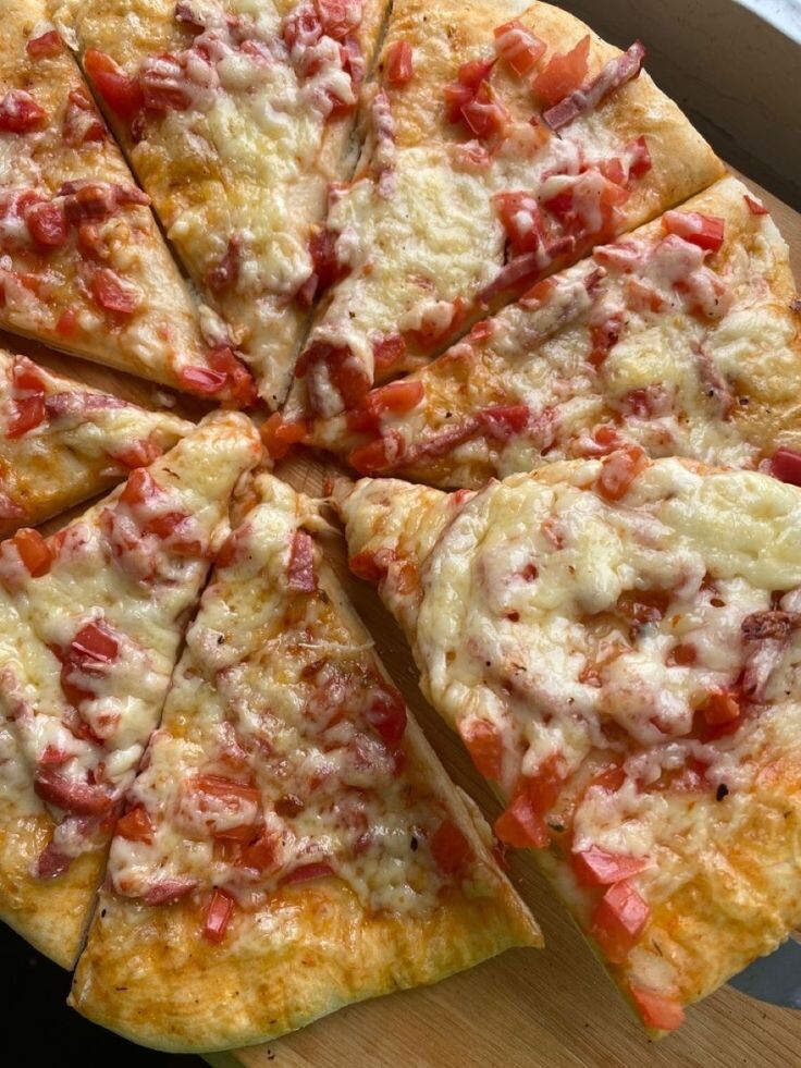 Многие люди считают, что чтобы не набирать вес, нужно сильно ограничивать себя в еде. Однако это далеко не всегда верно! Существует множество продуктов, которые вы можете употреблять без страха перед лишними килограммами.Важно помнить, что ключ к здоровому питанию и поддержанию оптимального веса заключается в балансе. Питаться разнообразно, умеренно и правильно - вот основные принципы. Давайте рассмотрим, какие продукты помогут вам чувствовать себя сытыми, сохраняя при этом стройность.Овощи и фрукты играют важную роль в здоровом питании. Они богаты витаминами, минералами и клетчаткой, которая помогает контролировать аппетит. Овощные салаты, свежие фрукты или овощные закуски - отличные варианты для полноценных перекусов.Белковые продукты, такие как курица, рыба, творог и яйца, также важны для организма. Белок долго переваривается, что помогает дольше чувствовать себя сытым. При этом важно выбирать нежирные виды белка и готовить их без лишнего жира.Клетчатка, содержащаяся в зерновых, бобовых, орехах и семенах, также способствует контролю аппетита и хорошему пищеварению. Очень важно не злоупотреблять печеньем, сладкими газировками и фаст-фудом, а предпочитать полезные перекусы.Конечно, помимо правильного питания, важно не забывать о физической активности. Регулярные занятия спортом помогут поддерживать хорошую физическую форму и ускорить обмен веществ.Итак, можно есть разнообразные продукты, не боясь набрать лишний вес, если следовать принципам здорового питания и образа жизни. Помните о балансе, умеренности и разнообразии в рационе - и ваш вес останется под контролем!"