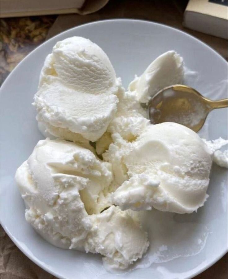 Вот простой рецепт ванильного мороженого, которое можно приготовить в домашних условиях без использования мороженицы😋:Ингредиенты:- 2 чашки жирных сливок- 1 чашка молока- 3/4 чашки сахара- 1 ванильная стручка или 1 столовая ложка ванильного экстрактаСпособприготовления:1. В маленькой кастрюле смешайте молоко и сахар и разогрейте на среднем огне, помешивая, пока сахар полностью не растворится. Выключите огонь и дайте смеси остыть.2. В большой миске взбейте сливки до образования пиков. Добавьте ванильное экстракт или семена из ванильной стручки и медленно добавьте охлажденную смесь молока и сахара, постепенно размешивая.3. Перелейте смесь в контейнер для мороженого и закройте пленкой. Поставьте в морозильник на несколько часов, или до тех пор, пока мороженое не застынет.4. Перед подачей дайте мороженому немного размягчиться при комнатной температуре.Готово! Теперь у вас есть вкусное ванильное мороженое, которое вы приготовили в домашних условиях. Вы также можете добавить в него свои любимые добавки, такие как шоколадные кусочки, орехи или фрукты.                                            Приятного аппетита!😊