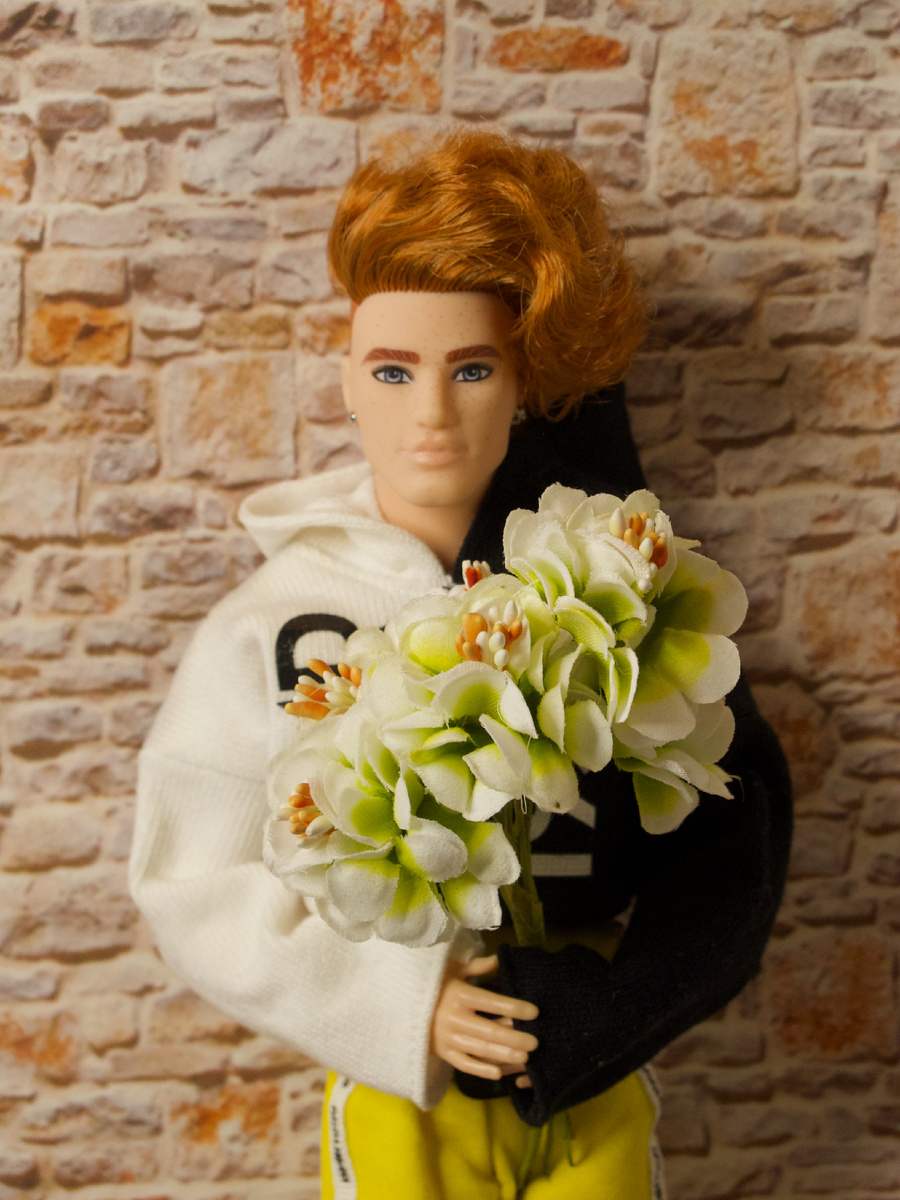 Всех милых дам с праздником!