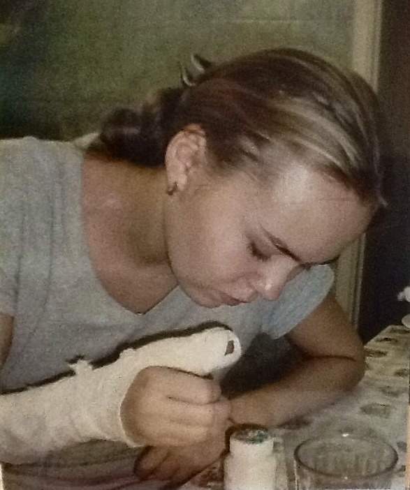 При рихтовке замороженных крепей (вес одной только 325 кг) отрикошетила мне в руку, я оказалась в гипсе, но всё равно продолжила рисовать.