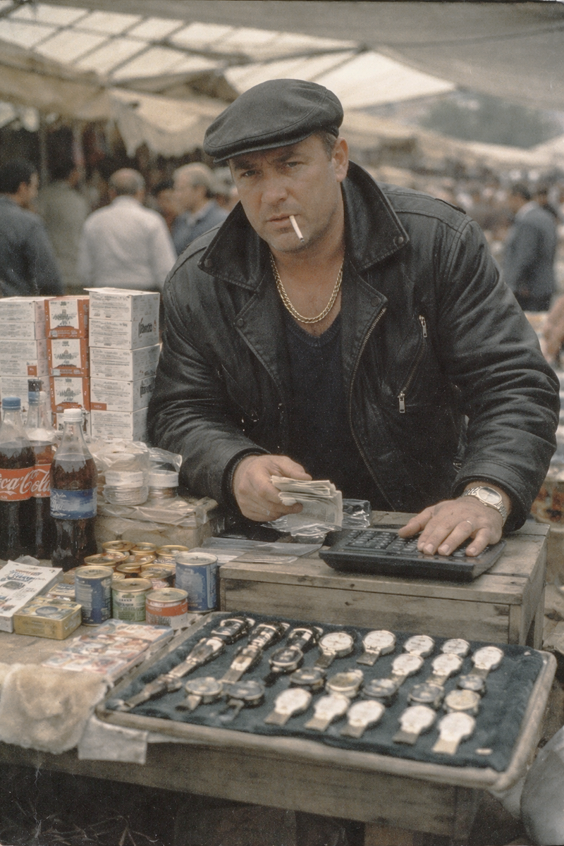 Предприниматель. Типичный рынок российской глубинки 90-х годов