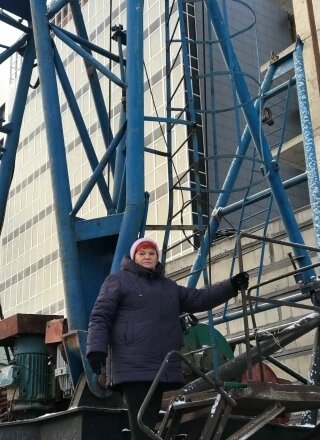    Перед началом работы крановщица настраивает кран. Фото: Из личного архивa/ Татьяна Рябова