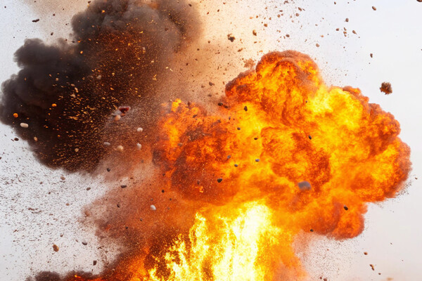 fire explosion, isolated fire cloud, destruction / Dora Ubaldina/Shutterstock/FOTODOM   📷