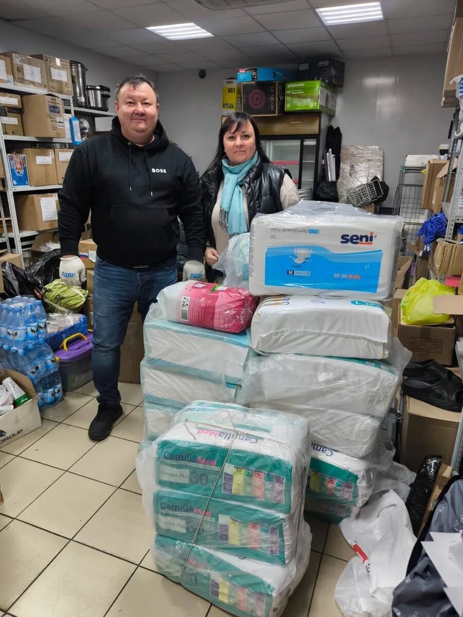    Анастасия с супругом и гуманитарным грузом для бойцов. Фото: Анастасия Акбаралиева