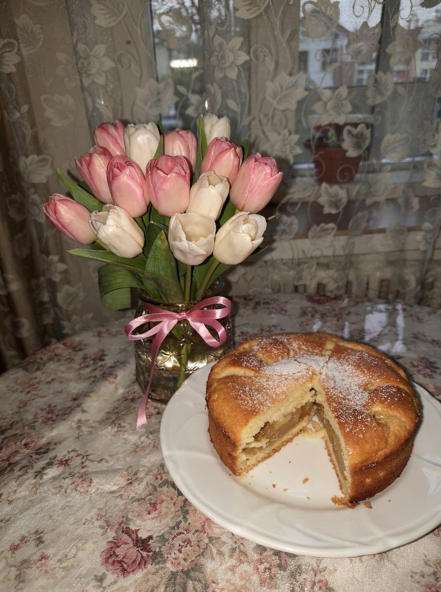 Тюльпаны и шарлотка. Моё творение