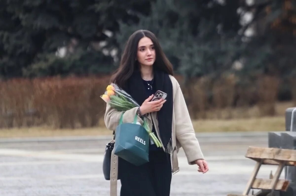    Астраханки, цветы и море улыбок: смотрим, как город встречает 8 марта