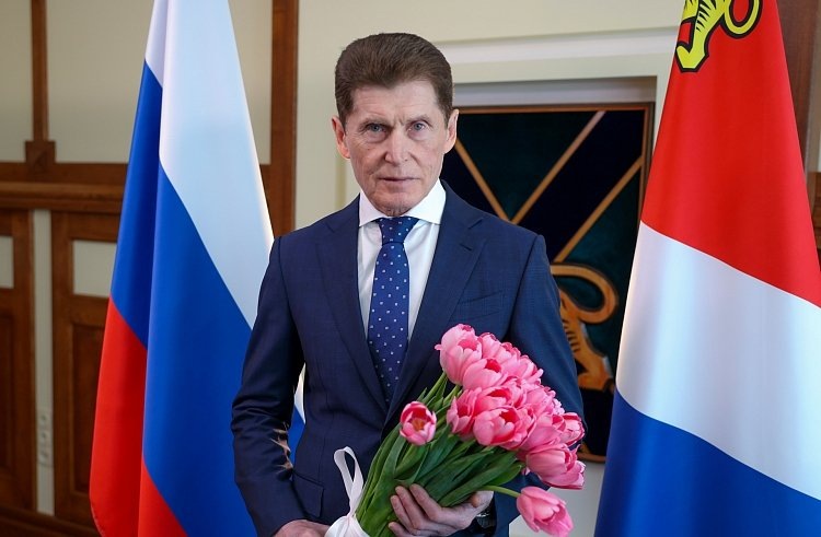 Губернатор Олег Кожемяко поздравил жительниц Приморья с 8 Марта