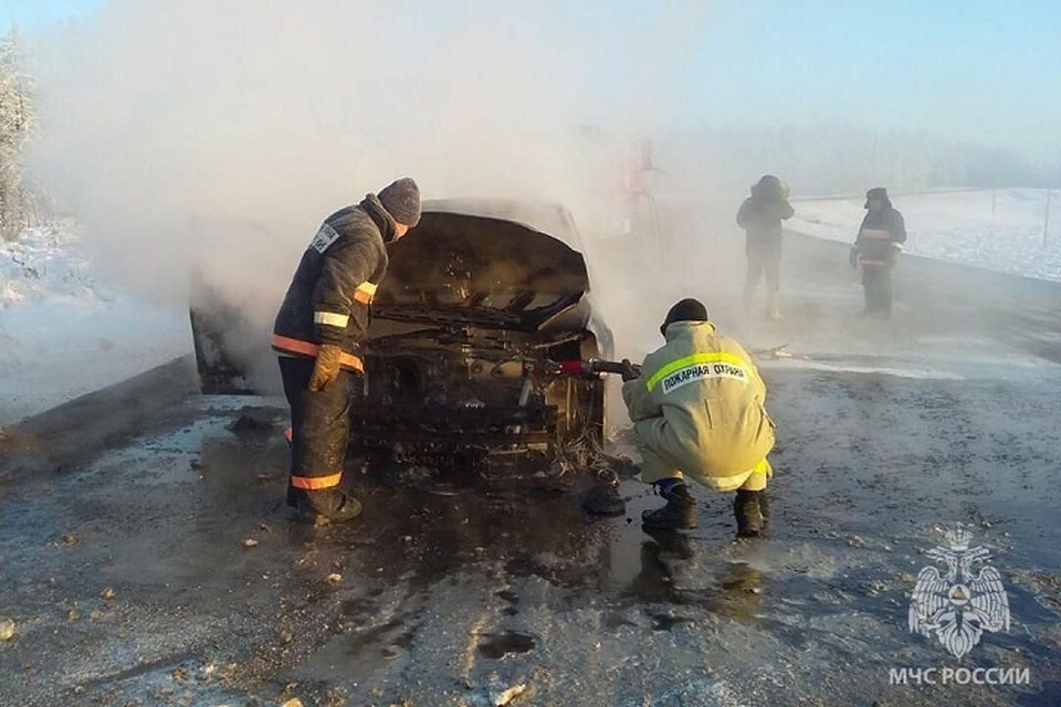    В Якутске из-за неисправности дотла сгорел автомобиль. Фото: МЧС Якутии