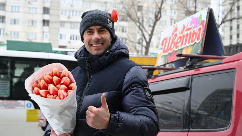     Барнаулец с цветами в преддверии 8 марта в Барнауле. Дмитрий Лямзин