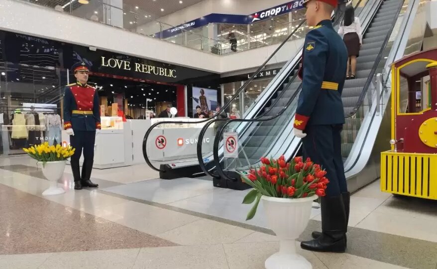 Командование 5-й Армии устроило праздник женщинам в крупнейшем ТЦ Уссурийска