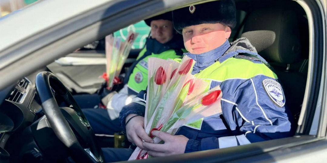 Автоинспекторы Бурятии приняли участие в акции «Цветы для автоледи»