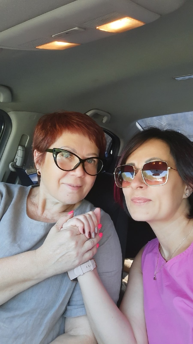 На фото с мамой 