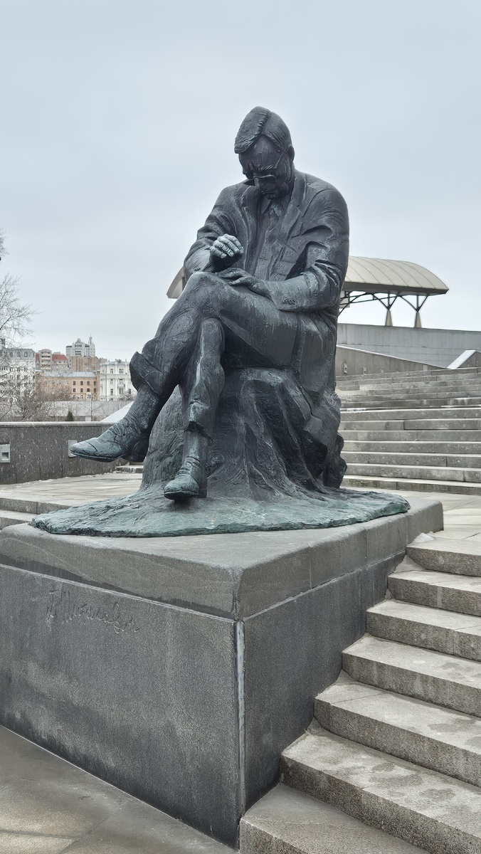 Памятник Дмитрию Шостаковичу, установленный в мае 2015 года у входа в Московский международный Дом музыки. Шостакович изображён в характерной для него позе глубокого погружения в себя и сосредоточенности на восприятии музыкального произведения.