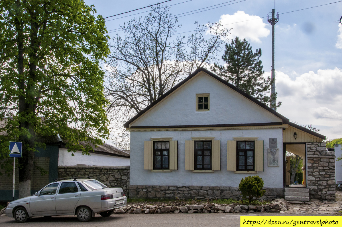 На дороге, в усадьбе немецкого колониста Готлиба Рошке была знаменитая кофейня и небольшая гостиница. По договору с Дирекцией Вод возле этой усадьбы делали обязательную остановку для отдыха экипажи и всадники. В кафе у Рошке бывали А. С. Пушкин, М. Ю. Лермонтов, В. Г. Белинский, М. И. Глинка, Л. Н. Толстой. Старшие офицеры сюда не заглядывали и младшие офицеры, и в том числе Лермонтов, любили проводить здесь время. В настоящее время кофейня Рошке находится в курортном посёлке Иноземцево Железноводского городского округа, в доме создан небольшой музей.