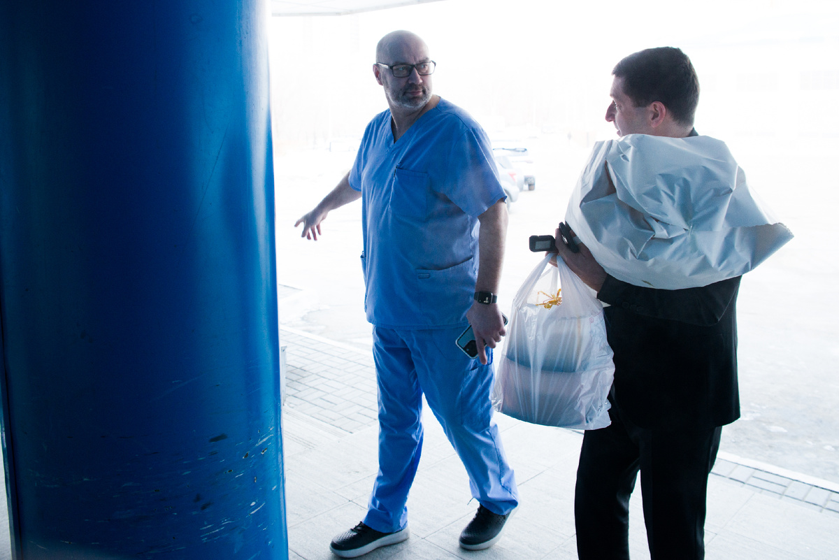 Депутат Государственной думы Борис Гладких с цветами и сладкими подарками в гостях у медперсонала 2 ККБ.