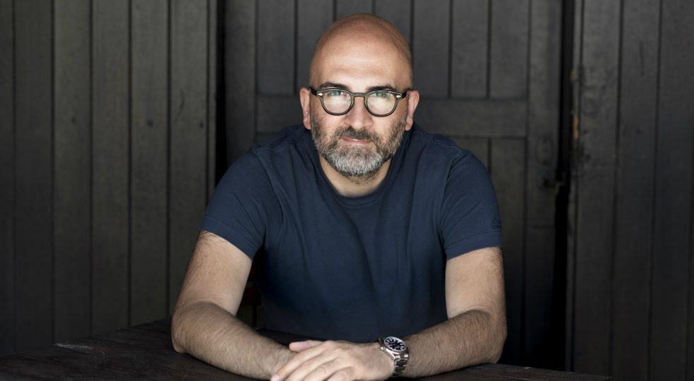 Источник: https://d3ft9t2yx44rgc.cloudfront.net/wp-content/uploads/2019/12/foto-Donato-Carrisi-©-Gianmarco-Chieregato-983x540.jpg