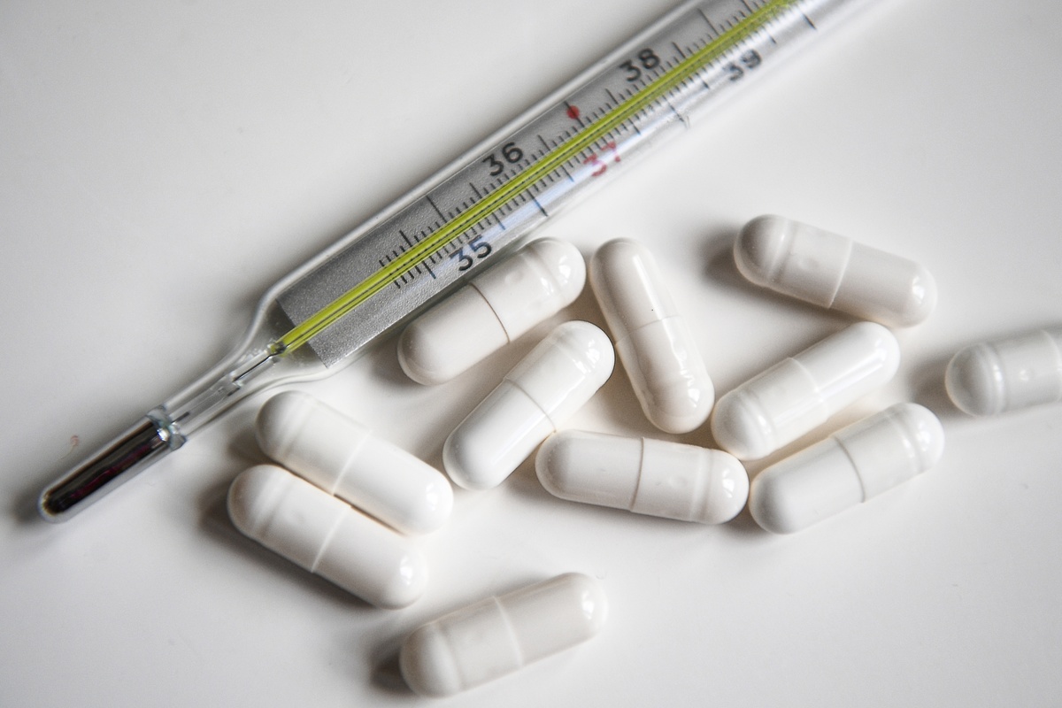    Градусник и лекарство в капсулах РИА