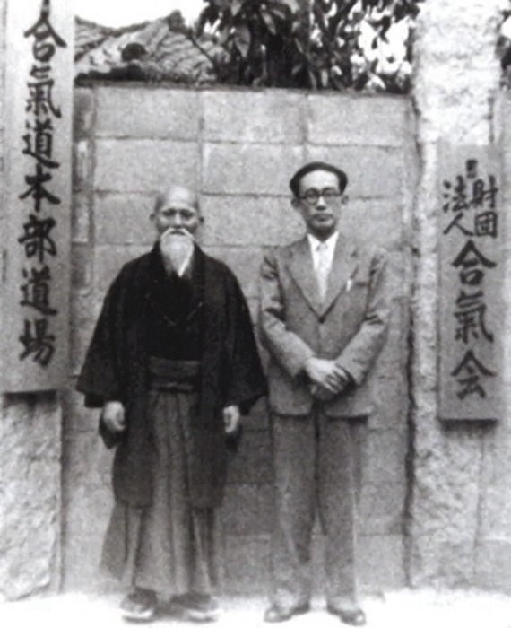 Отец и сын перед Айкикай Хомбу Додзё. Основатель Айкидо Уэсиба Морихэй и Ни-Дай Досю Уэсиба Киссёмару