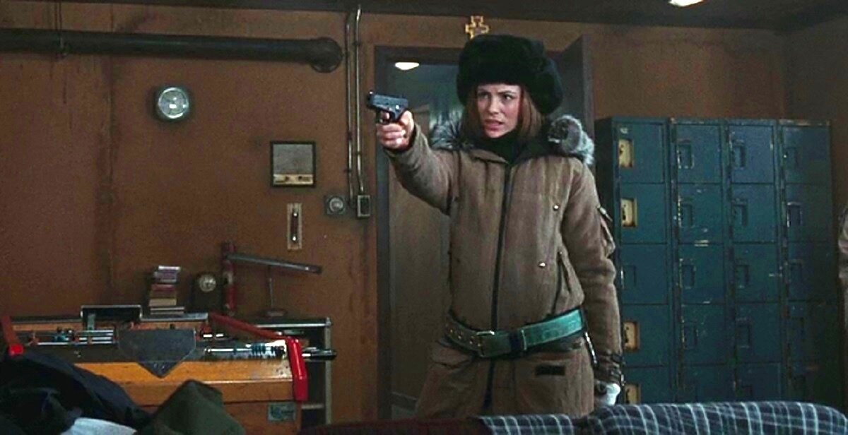 Кэрри ( Кейт Бекинхейл ).    Снегурка с "табельным"...