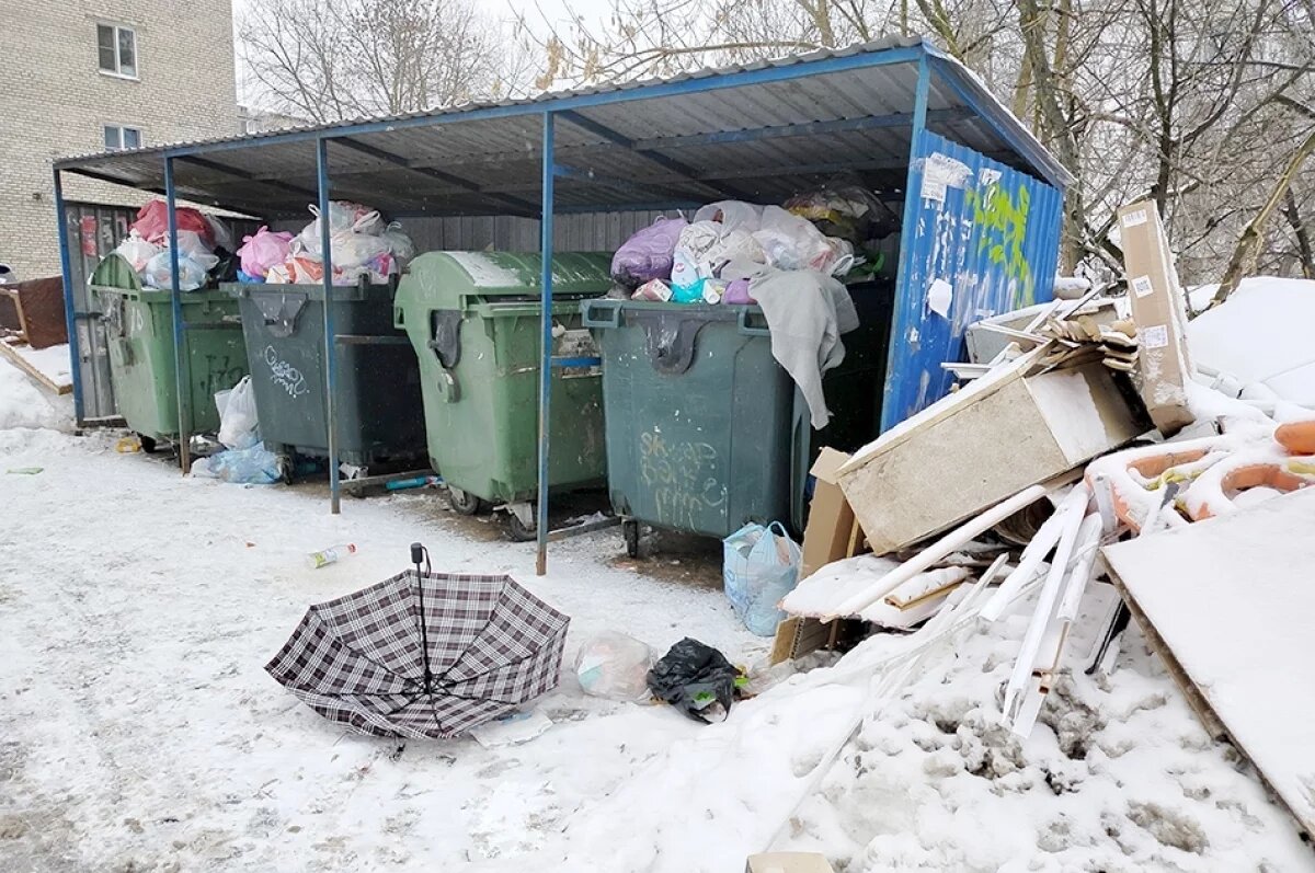    Такой пейзаж с натюрмортом довольно типичен для нижегородских дворов.