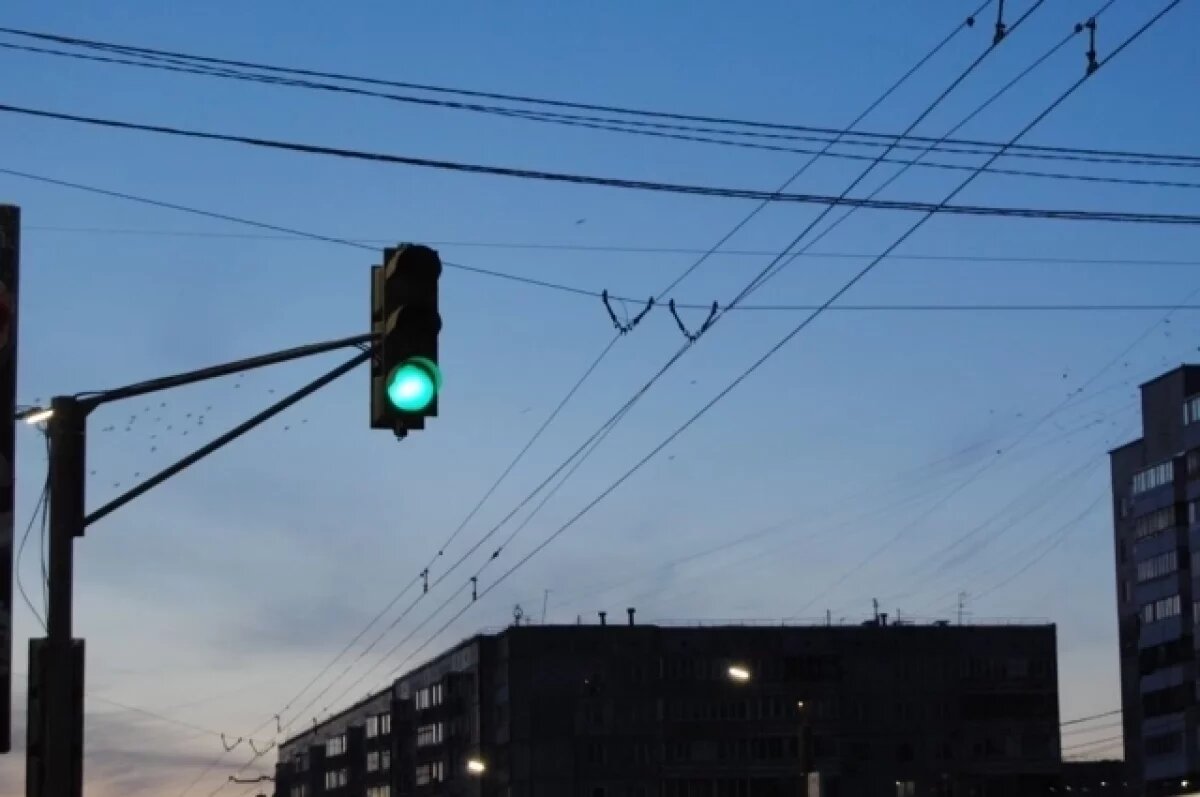    В Омске изменили схему движения на перекрёстке улиц Перелета и Комарова