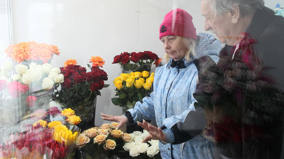 Продавец демонстрирует витрину с цветами в минимаркете.📷Фото: Роман Яровицын / Коммерсантъ
